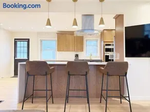 Northside Newly Renovated Stylish 3BR 2BA - Image 2