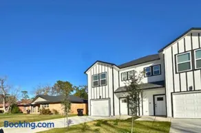 Family-Friendly 3BR Home in NE Houston - Image 3