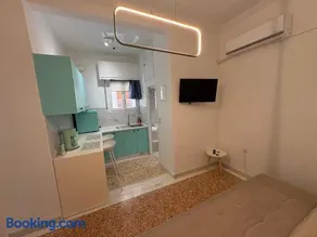 Cosy House in Koukaki Prime Location - Image 1