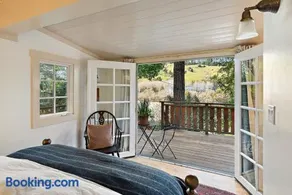 Luxury Riverview Cottage - Walk To Town & Trails - Image 2