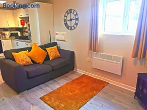 Sunflower Apartment, stylish dog-friendly two bedroom apartment near Tenby with outdoor space - Image 3