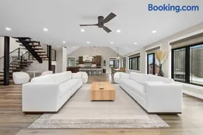 Luxury Modern Lodge Near Fort Wayne with River Views - Image 3