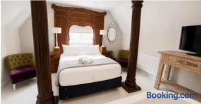 O'pium Suite at Strattons King Bed and Bath - Image 2