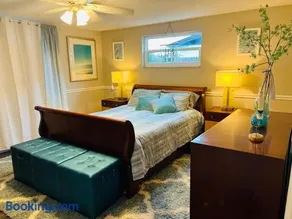 Coastal Cottage in Port Richey, Pet-Friendly Getaway Near Beaches, Parks, and Tampa - Image 1