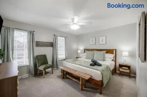 Luxury 3BR3BA 2 King Beds Fast WiFi Free Parking 5 Min to Liberty University & LYH Airport 10 min to Downtown Perfect for Families, Weddings & Business Travel - Image 3