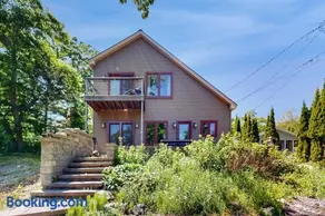 Dog-friendly home with high-speed WiFi, washer/dryer, & private dock - Image 1