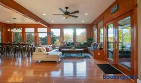 Luxe Lakefront Paradise! King Beds, Private Dock, Gourmet Kitchen, Theatre and Game Room! - Image 2