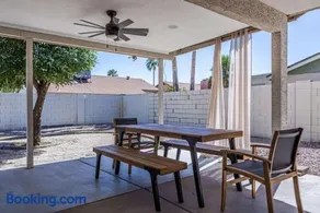 Cozy house with open backyard near hiking trails - Image 3
