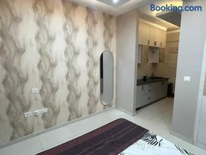 Runway & Lake Views! Luxury StudioApt Near Airport - Image 5