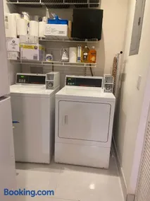 small room with sharing bathroom - Image 3