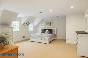 Luxury 7-Bedroom Villa with Pool in Glen Head - Image 3