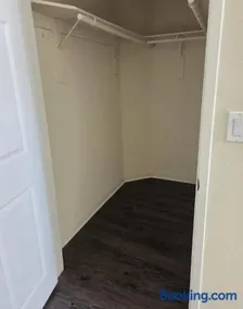 Woodland Oasis 2BR With FREE PARKING - Image 4