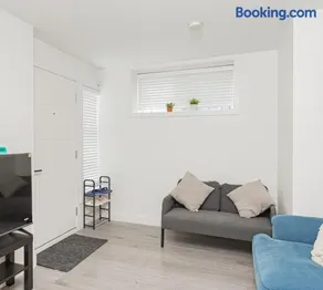 Dumfries Guest Room in Vancouver - Image 1