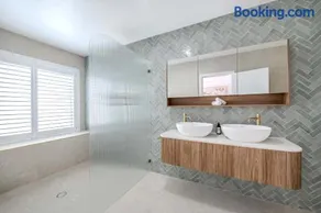 Sunningdale - Pool Entertainer, Luxurious Living - Image 4