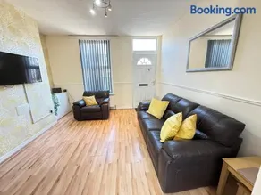 Spacious 3-Bedroom House in St Helens with Parking - Image 2