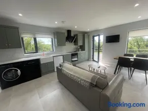 Lakeside lodge - Image 3