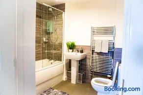A luxury 2 bedroom apartment with 2 free parking - Image 4