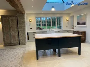 Stunning Countryside House with Pool and Hot Tub - Image 1