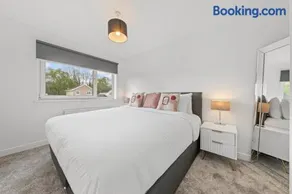 Large 5 Bedroom House Perfect For Group Stays - Free Parking - Near Glasgow - Perfect For Contractors - Image 2