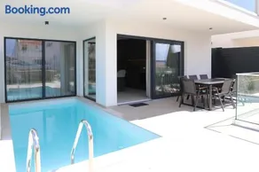 Brand new apartment with private pool - Image 3