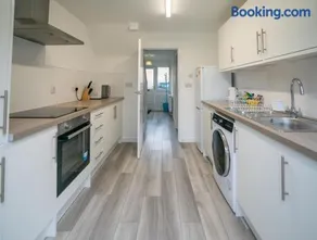 Dunstable 3-Bed House Sleeps 6 Driveway Parking Near Town Centre & Transport Links Close to Whipsnade Zoo Ideal for Families & Contractors - Image 4