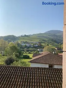Appartement entier, 2 personnes, rez de chaussée, terrasse vue montagne, sur GR10 - Image 3