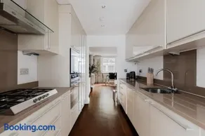Charming 2BR - 2Bath w/ Patio by Little Venice - Image 3
