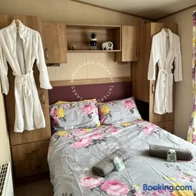 Bianca and marks 8 berth Caravan with Hot tub - Image 1