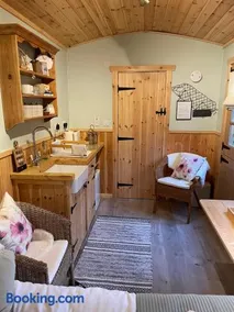 Cosy Wooden Shepherds Hut - Image 4