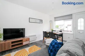1-Bed Home in Lanarkshire with Free Parking - Long Stays Available - Image 2