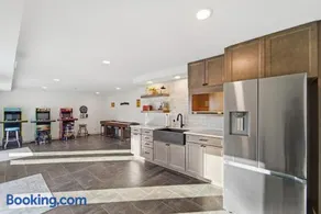 Spacious 5BR Retreat w Game Room Huge Drive & Private Setting - Image 3