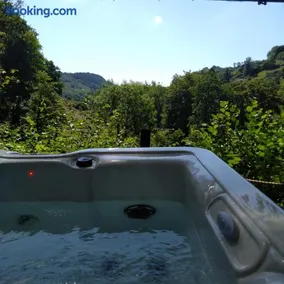 'Morris' the shepherd's hut ,woodland hot tub available, separate fee - Image 2