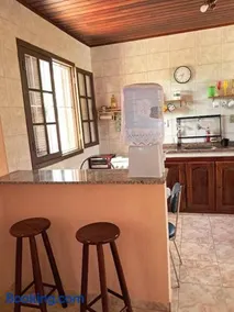 Casa com quintal, churrasqueira, 300 metros da praia de Cordeirinho, vaga de garagem para 2 carros, capacidade para 6 hóspedes e ônibus de graça - Image 2