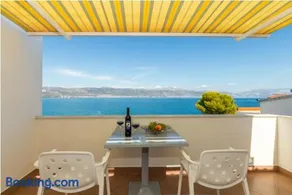 Seaview Apartment Rose - Image 2