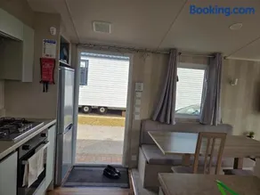 2 bedrooms caravan with a sea view - Image 2