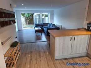 Coastal 3BR Garden & Parking - Image 2