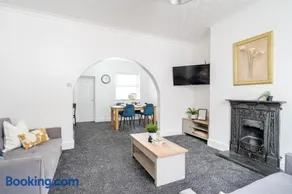 Spacious 3-Bedroom House in St Helens by Eason Stays, Ideal for Families & Business Travellers with Free Parking - Image 2