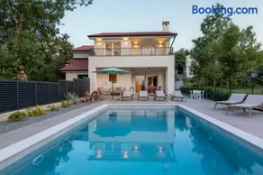 Villa con barbecue, piscina riscaldata e terrazza - Image 1