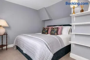 Stunning 4-Bed Hertford Townhouse Sleeps 8 - Image 2