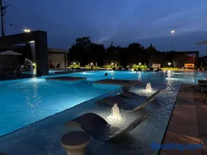Luxury Resort Style Pool Apt - Image 1