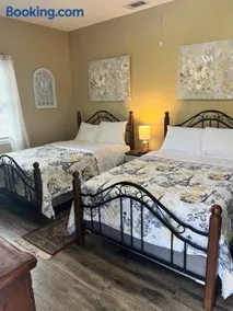Sleeps 10 Travelers Haven - Image 3