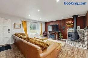 Family Favorite with Large Yard and BBQ - Image 4