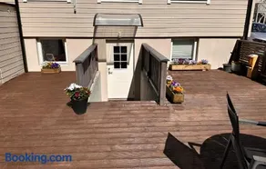 Free parking Apartment is located on a semi basement floor, with a warm floor - Image 1