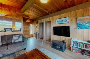 Oceanfront Dog-Friendly Home with Fireplace Ocean View Beach Access & WiFi - Image 2