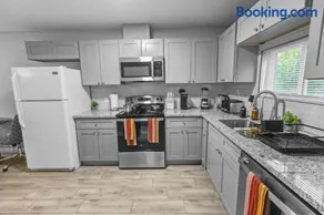 Spacious 4BR I Private backyard Sleeps 8 I Near NRG Med Center & DT - Image 4