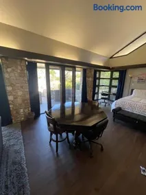 Hotel-Style Private Suite-Lake View-Gardens - Image 5