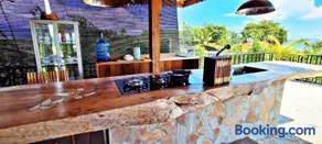 JOGLO APONG Beachfront Apartment - Image 2