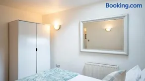 Greenhill Suite - 1BR Apartment, Heart of Town, Parking, Sleeps 3 - Image 5