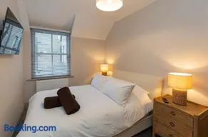 Luxury two bed inc hot-tub and Free Parking - Image 3