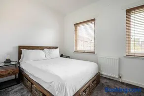 Bright, modern 2 bedroom house with free parking! - Image 5